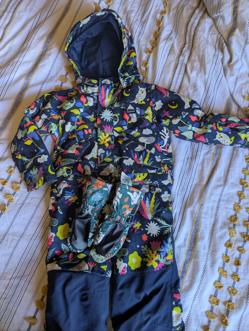 Burton Kids 2L Snowsuit 4t W/Dakine Mittens.